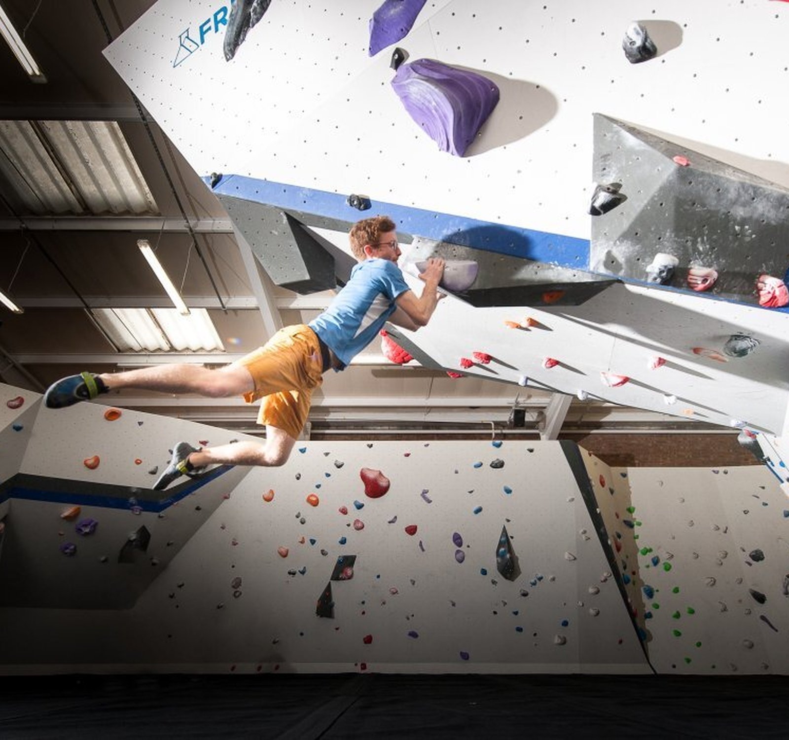 5bestworkoutsdepot-climbing-wall_f2b93753804653135a46e9de73e6be5f